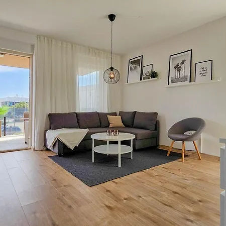Апартаменты Atemberaubendes Nur 300 Meter Zum Strand Mit Pool, 2 Balkonen, Klima, Wifi *