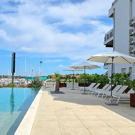 Апартаменты Atemberaubendes Nur 300 Meter Zum Strand Mit Pool, 2 Balkonen, Klima, Wifi *