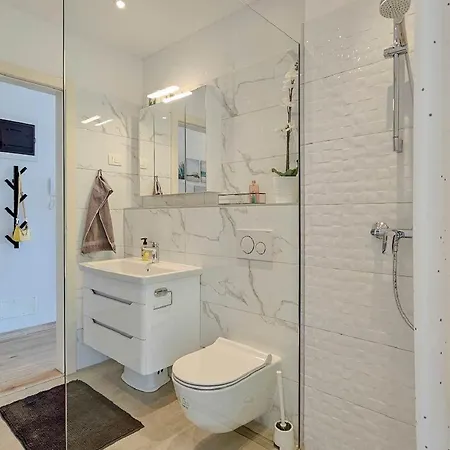 Atemberaubendes Nur 300 Meter Zum Strand Mit Pool, 2 Balkonen, Klima, Wifi Апартаменты *