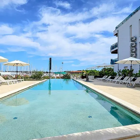 Atemberaubendes Nur 300 Meter Zum Strand Mit Pool, 2 Balkonen, Klima, Wifi Новиград
