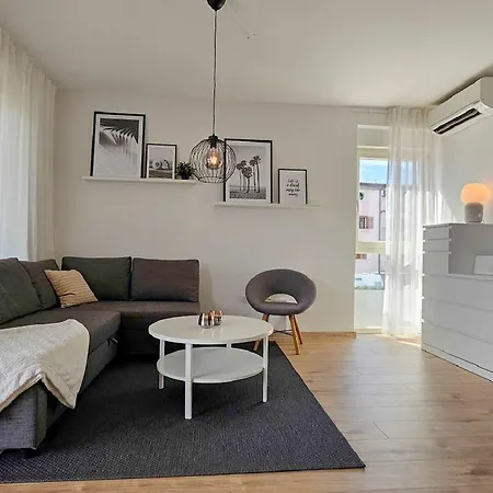 Atemberaubendes Nur 300 Meter Zum Strand Mit Pool, 2 Balkonen, Klima, Wifi * Новиград
