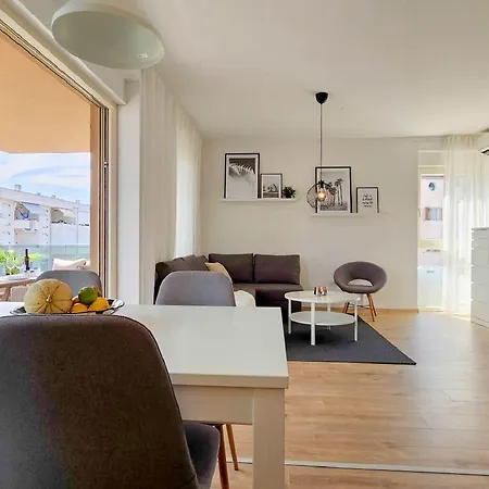 Atemberaubendes Nur 300 Meter Zum Strand Mit Pool, 2 Balkonen, Klima, Wifi Апартаменты
