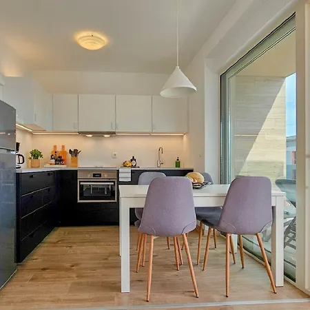 Апартаменты Atemberaubendes Nur 300 Meter Zum Strand Mit Pool, 2 Balkonen, Klima, Wifi
