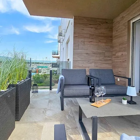 Atemberaubendes Nur 300 Meter Zum Strand Mit Pool, 2 Balkonen, Klima, Wifi Апартаменты *