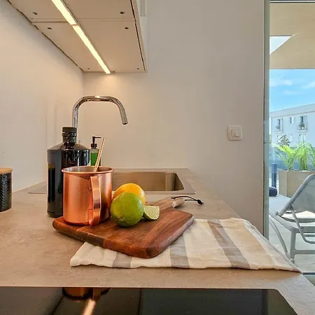 Atemberaubendes Nur 300 Meter Zum Strand Mit Pool, 2 Balkonen, Klima, Wifi Апартаменты Новиград