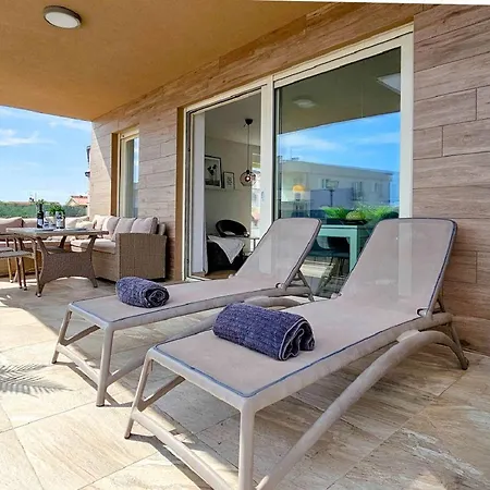 Апартаменты Atemberaubendes Nur 300 Meter Zum Strand Mit Pool, 2 Balkonen, Klima, Wifi
