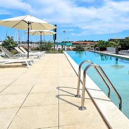 Atemberaubendes Nur 300 Meter Zum Strand Mit Pool, 2 Balkonen, Klima, Wifi Апартаменты *