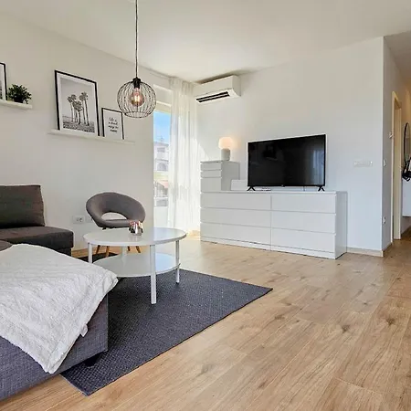 Atemberaubendes Nur 300 Meter Zum Strand Mit Pool, 2 Balkonen, Klima, Wifi Апартаменты