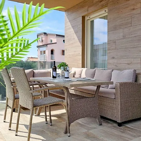Atemberaubendes Nur 300 Meter Zum Strand Mit Pool, 2 Balkonen, Klima, Wifi Апартаменты Новиград