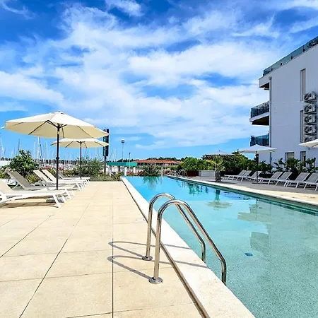 Atemberaubendes Nur 300 Meter Zum Strand Mit Pool, 2 Balkonen, Klima, Wifi *