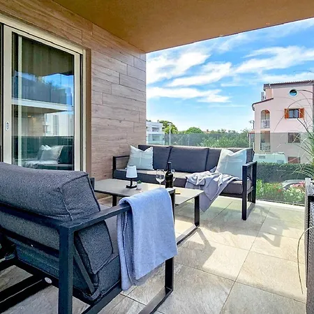 Апартаменты Atemberaubendes Nur 300 Meter Zum Strand Mit Pool, 2 Balkonen, Klima, Wifi Новиград